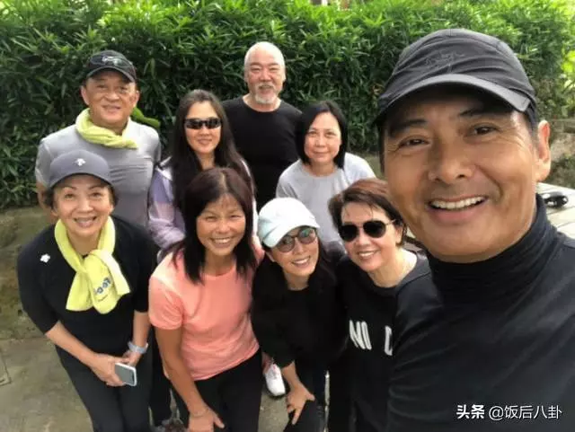 周潤髮帶領眾港星去爬山,63歲米雪與69歲鮑起靜同框似母女!
