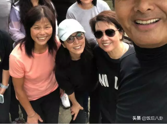 周潤髮帶領眾港星去爬山,63歲米雪與69歲鮑起靜同框似母女!