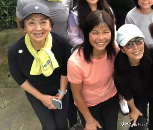 周潤髮帶領眾港星去爬山,63歲米雪與69歲鮑起靜同框似母女!