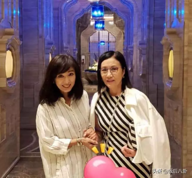 周潤髮帶領眾港星去爬山,63歲米雪與69歲鮑起靜同框似母女!
