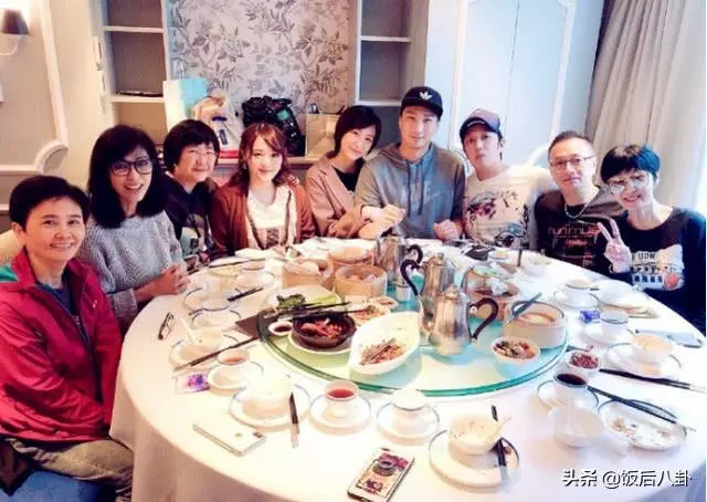周潤髮帶領眾港星去爬山,63歲米雪與69歲鮑起靜同框似母女!