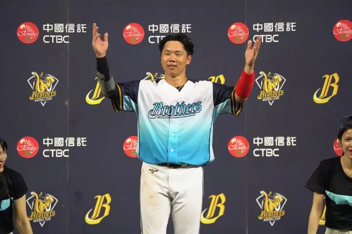 中職/詹子賢轟再見2分砲 賽後還開恰哥玩笑 | pb+ 運動專欄