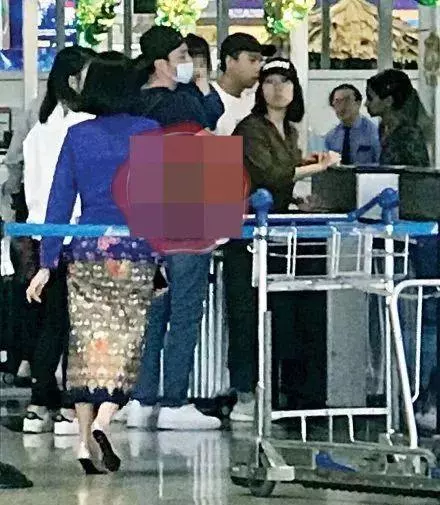 【林心如女兒首曝光!】依偎在霍建華身上十分軟萌,不知不覺「小海豚」也已經兩歲了!