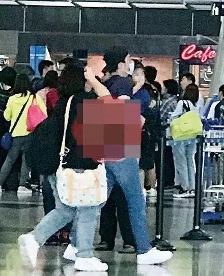 【林心如女兒首曝光!】依偎在霍建華身上十分軟萌,不知不覺「小海豚」也已經兩歲了!