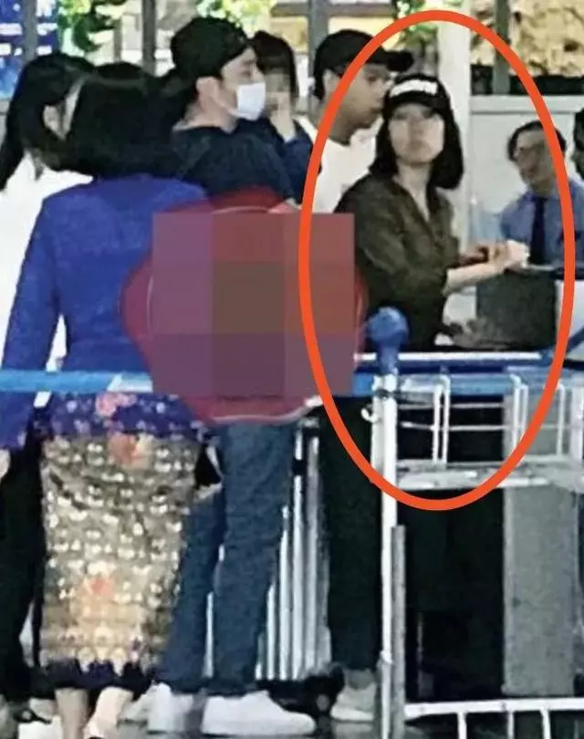【林心如女兒首曝光!】依偎在霍建華身上十分軟萌,不知不覺「小海豚」也已經兩歲了!