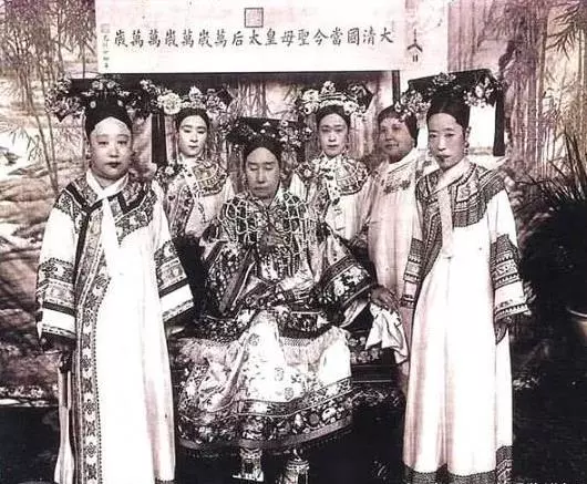 八國聯軍睡了慈禧鳳床,還刻上外語,誰也不敢將這句外語譯成中文