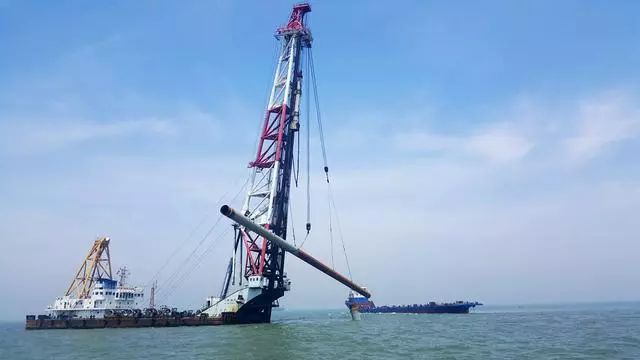 現在有很多的跨海大橋建成通行,並且還有不少是正在建設中。海水那麼深,跨海大橋的橋墩是怎麼建上去的呢?