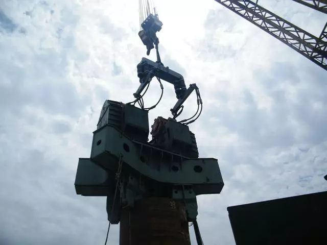 現在有很多的跨海大橋建成通行,並且還有不少是正在建設中。海水那麼深,跨海大橋的橋墩是怎麼建上去的呢?
