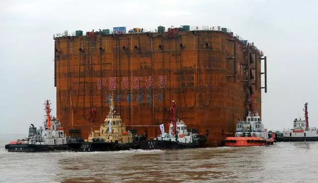 現在有很多的跨海大橋建成通行,並且還有不少是正在建設中。海水那麼深,跨海大橋的橋墩是怎麼建上去的呢?