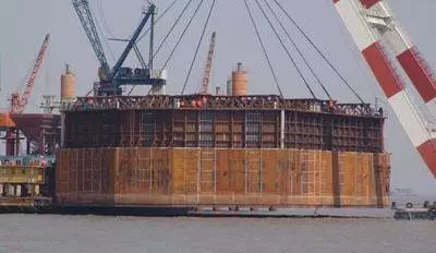 現在有很多的跨海大橋建成通行,並且還有不少是正在建設中。海水那麼深,跨海大橋的橋墩是怎麼建上去的呢?