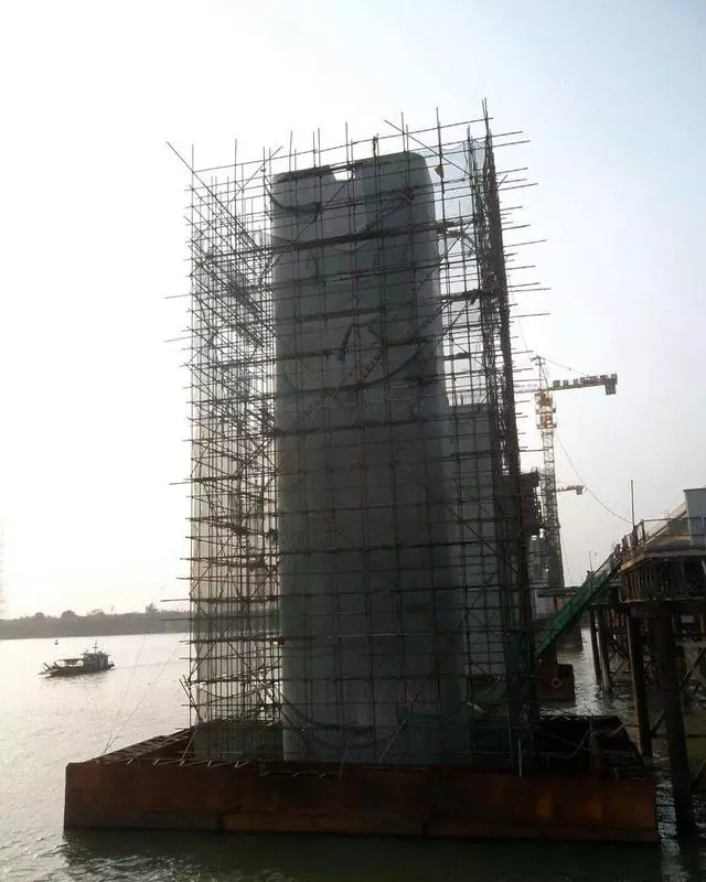 現在有很多的跨海大橋建成通行,並且還有不少是正在建設中。海水那麼深,跨海大橋的橋墩是怎麼建上去的呢?