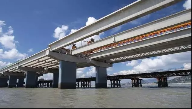 現在有很多的跨海大橋建成通行,並且還有不少是正在建設中。海水那麼深,跨海大橋的橋墩是怎麼建上去的呢?