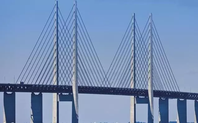 現在有很多的跨海大橋建成通行,並且還有不少是正在建設中。海水那麼深,跨海大橋的橋墩是怎麼建上去的呢?