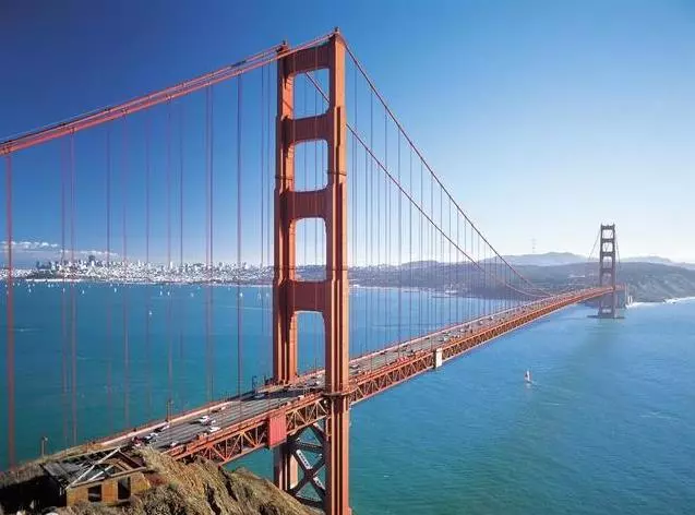 現在有很多的跨海大橋建成通行,並且還有不少是正在建設中。海水那麼深,跨海大橋的橋墩是怎麼建上去的呢?