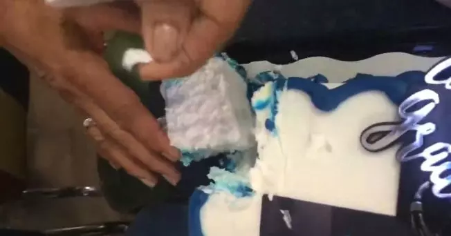 慶祝女兒畢業訂蛋糕 切開竟是保麗龍