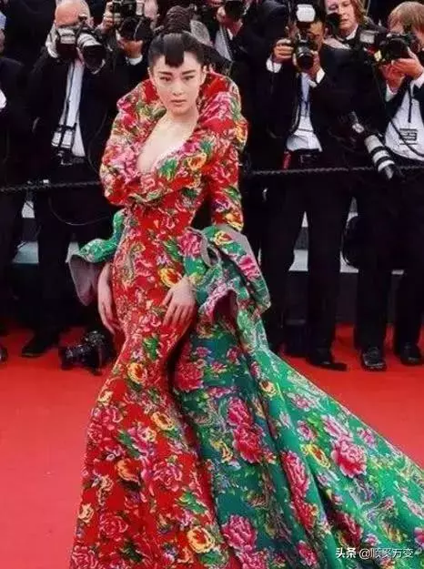 女星奇葩禮服:楊冪海苔裙,劉詩詩五花肉,賈靜雯貴賓犬,她最辣眼!