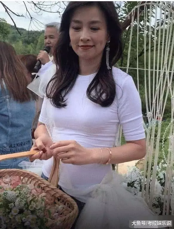 張庭穿「無痕衣」不懼鏡頭,當她抬起胳膊的瞬間,暴露隱藏的身材!