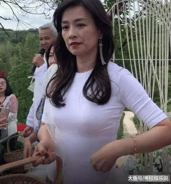 張庭穿「無痕衣」不懼鏡頭,當她抬起胳膊的瞬間,暴露隱藏的身材!