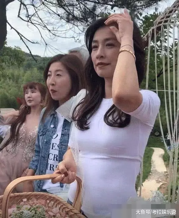 張庭穿「無痕衣」不懼鏡頭,當她抬起胳膊的瞬間,暴露隱藏的身材!