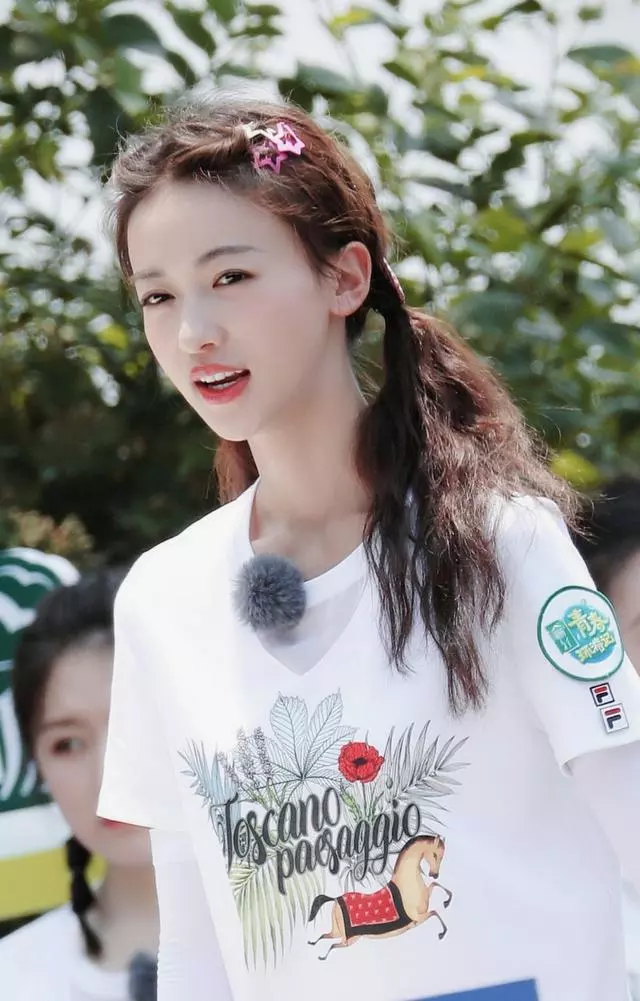 吳謹言在節目中的髮型火了,雙馬尾可愛丸子頭清新,滿滿的少女感還超惹眼!
