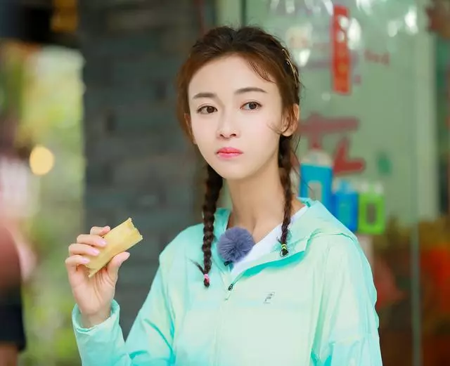 吳謹言在節目中的髮型火了,雙馬尾可愛丸子頭清新,滿滿的少女感還超惹眼!