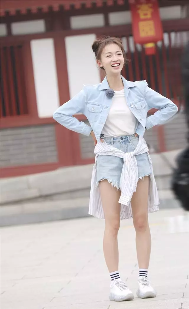 吳謹言在節目中的髮型火了,雙馬尾可愛丸子頭清新,滿滿的少女感還超惹眼!