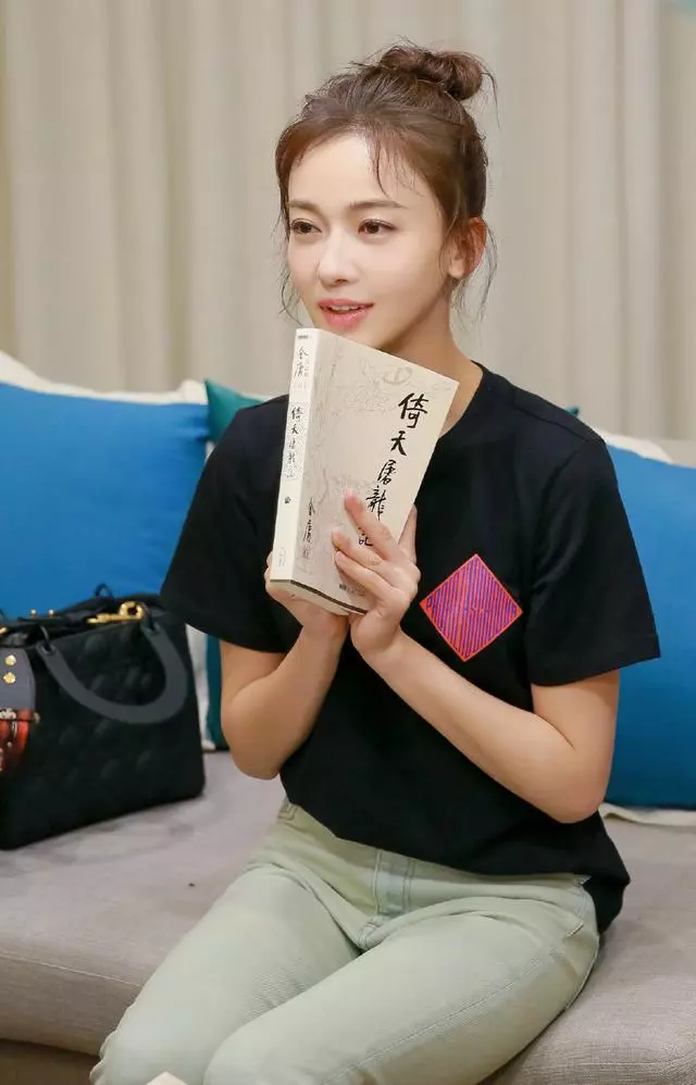 吳謹言在節目中的髮型火了,雙馬尾可愛丸子頭清新,滿滿的少女感還超惹眼!