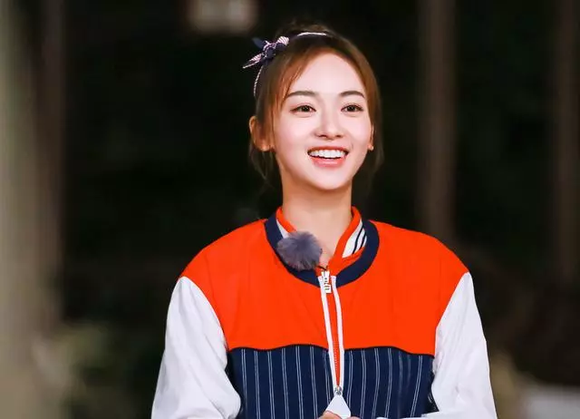 吳謹言在節目中的髮型火了,雙馬尾可愛丸子頭清新,滿滿的少女感還超惹眼!