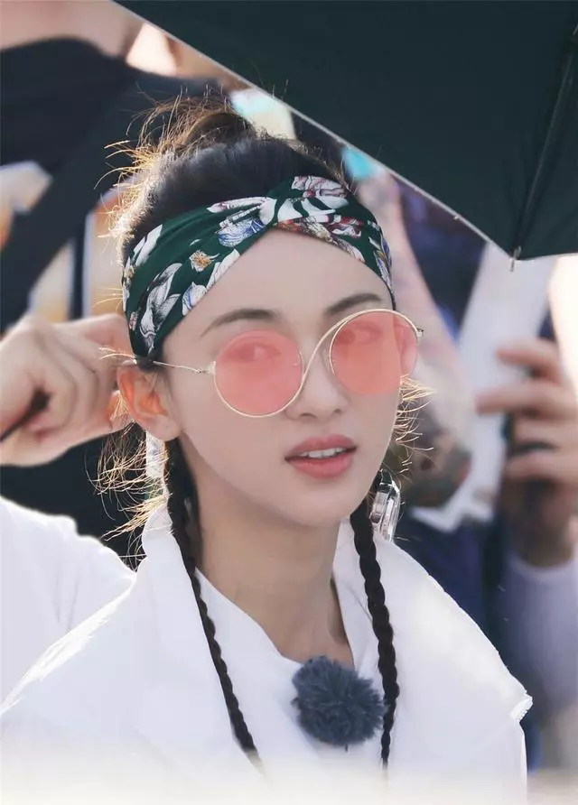吳謹言在節目中的髮型火了,雙馬尾可愛丸子頭清新,滿滿的少女感還超惹眼!