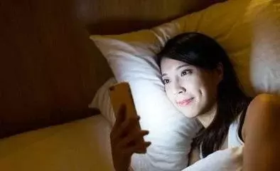比熬夜看手機還傷眼的4大行為,排第一的,孩子很難「抗拒」