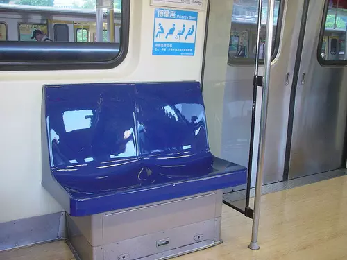 她車禍掰咖「遭大媽逼讓位」數落:以為妳只穿1隻襪 長裙妹「不帶髒神回敬」乘客全憋笑