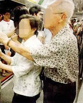 她車禍掰咖「遭大媽逼讓位」數落:以為妳只穿1隻襪 長裙妹「不帶髒神回敬」乘客全憋笑