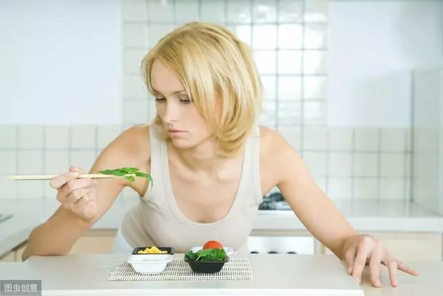 減肥的時候晚上感覺特別餓,該怎麼辦?營養師支招,輕鬆解決