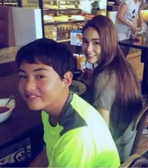 【搶完周杰倫的風頭!!】昆凌16歲弟弟肥仔進化史, 現在竟然變成超帥混血男神!