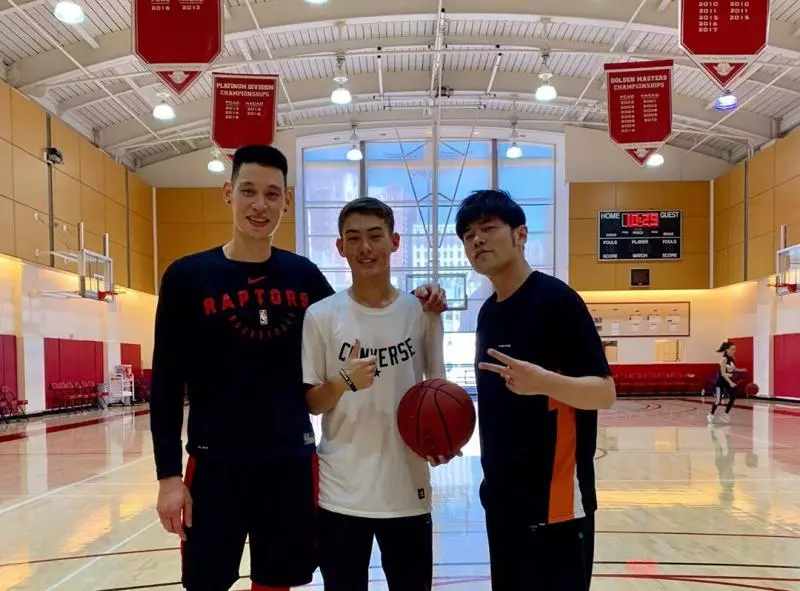 【搶完周杰倫的風頭!!】昆凌16歲弟弟肥仔進化史, 現在竟然變成超帥混血男神!