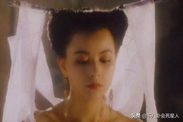 她顏值擊敗邱淑貞,劉德華都看呆,今55歲,一雙電眼太迷人!