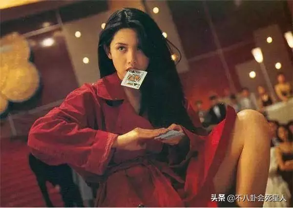 她顏值擊敗邱淑貞,劉德華都看呆,今55歲,一雙電眼太迷人!