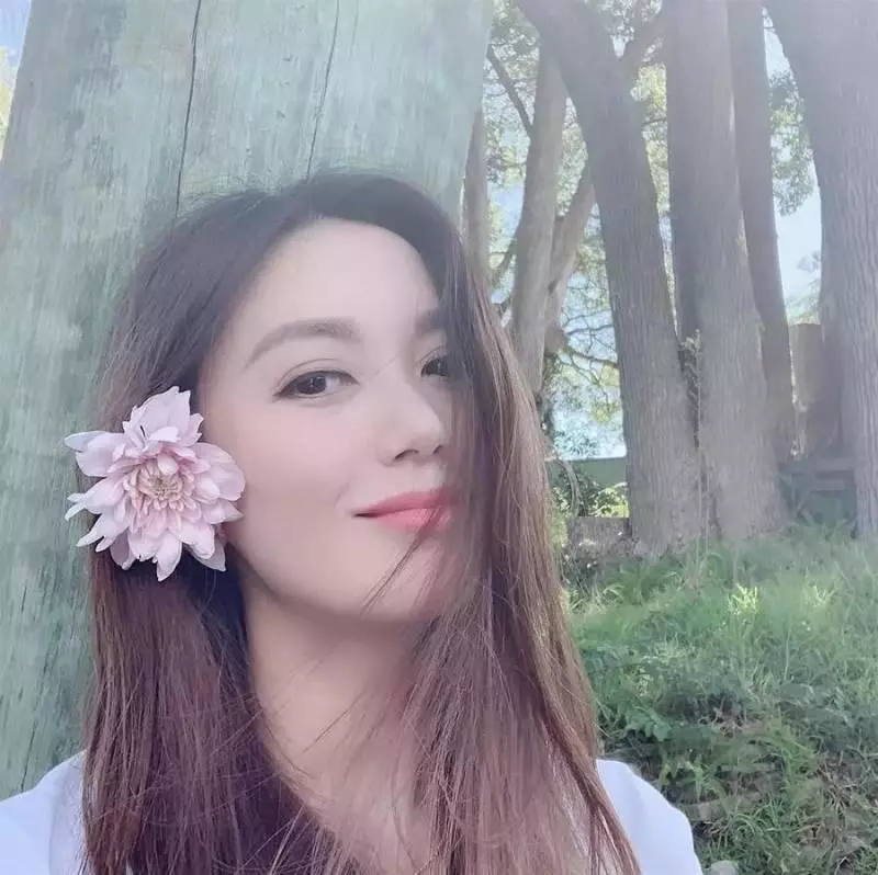 她演倚天屠龍記走紅,嫁白髮老外息影,47歲看起來宛如少女,這才是真正不老女神