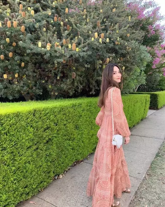 她演倚天屠龍記走紅,嫁白髮老外息影,47歲看起來宛如少女,這才是真正不老女神