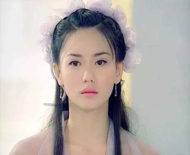 她演倚天屠龍記走紅,嫁白髮老外息影,47歲看起來宛如少女,這才是真正不老女神