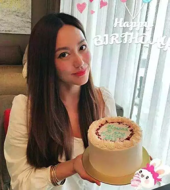 她演倚天屠龍記走紅,嫁白髮老外息影,47歲看起來宛如少女,這才是真正不老女神