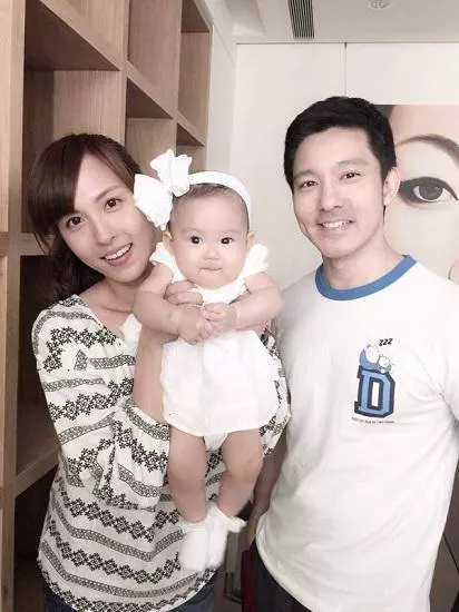 混血男神立威廉女兒沒遺傳好穿啥都不好看?看到他老婆後,網友:原諒你了!