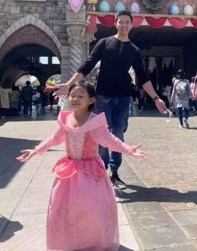 混血男神立威廉女兒沒遺傳好穿啥都不好看?看到他老婆後,網友:原諒你了!