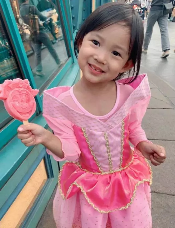 混血男神立威廉女兒沒遺傳好穿啥都不好看?看到他老婆後,網友:原諒你了!