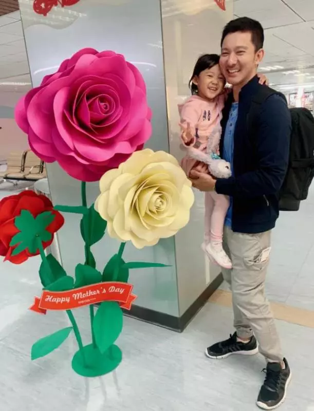 混血男神立威廉女兒沒遺傳好穿啥都不好看?看到他老婆後,網友:原諒你了!