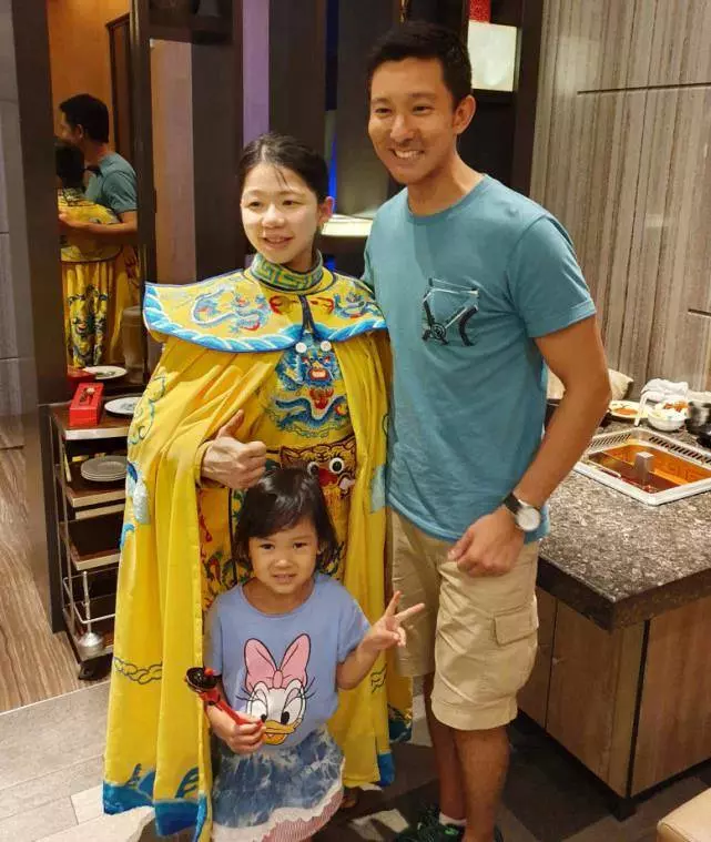 混血男神立威廉女兒沒遺傳好穿啥都不好看?看到他老婆後,網友:原諒你了!