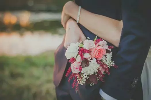 剛結婚婆婆就跟我要陪嫁的錢,我把卡給了她後立馬去辦了掛失