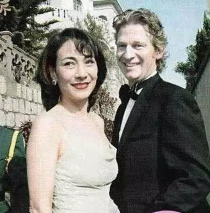 什麼樣的貴婿才能娶到賭王的女兒呢?賭王11個女兒情路坎坷!何超瓊痛失陳百強,何超英流浪絕望離世~~~