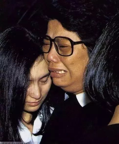 什麼樣的貴婿才能娶到賭王的女兒呢?賭王11個女兒情路坎坷!何超瓊痛失陳百強,何超英流浪絕望離世~~~