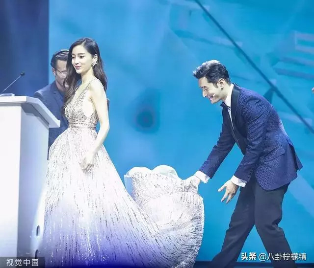 真「假臉夫婦」?黃曉明baby離婚已定?久違同框秀恩愛卻全是破綻!
